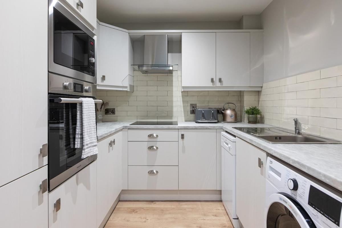 Apartment Stylish, Luxury, Parking Sleeps 6, 2-bath, Centre