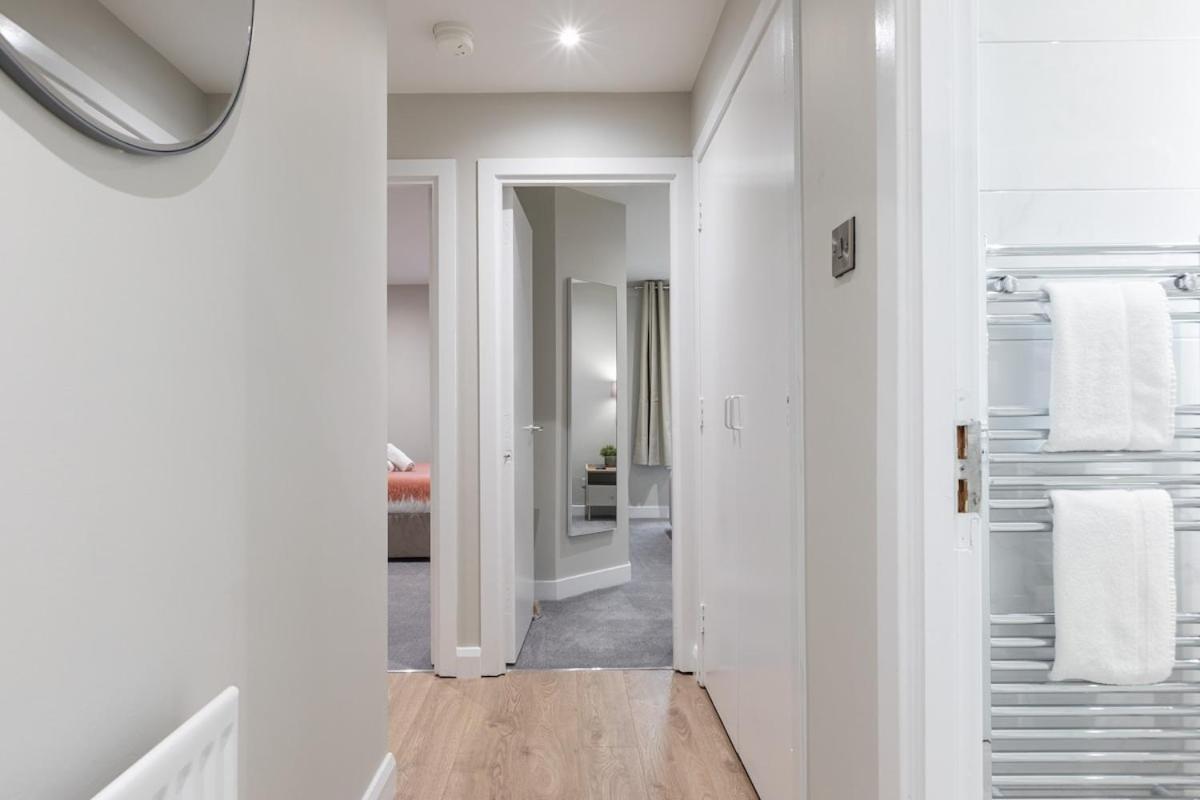 Stylish, Luxury, Parking Sleeps 6, 2-bath, Centre Apartment *