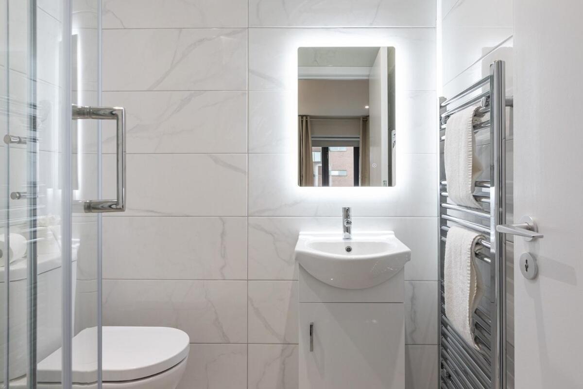 Stylish, Luxury, Parking Sleeps 6, 2-bath, Centre Apartment Belfast