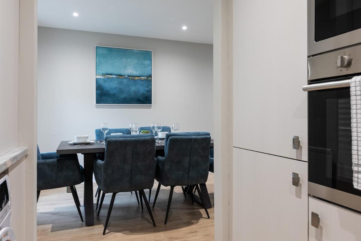 Stylish, Luxury, Parking Sleeps 6, 2-bath, Centre * Belfast