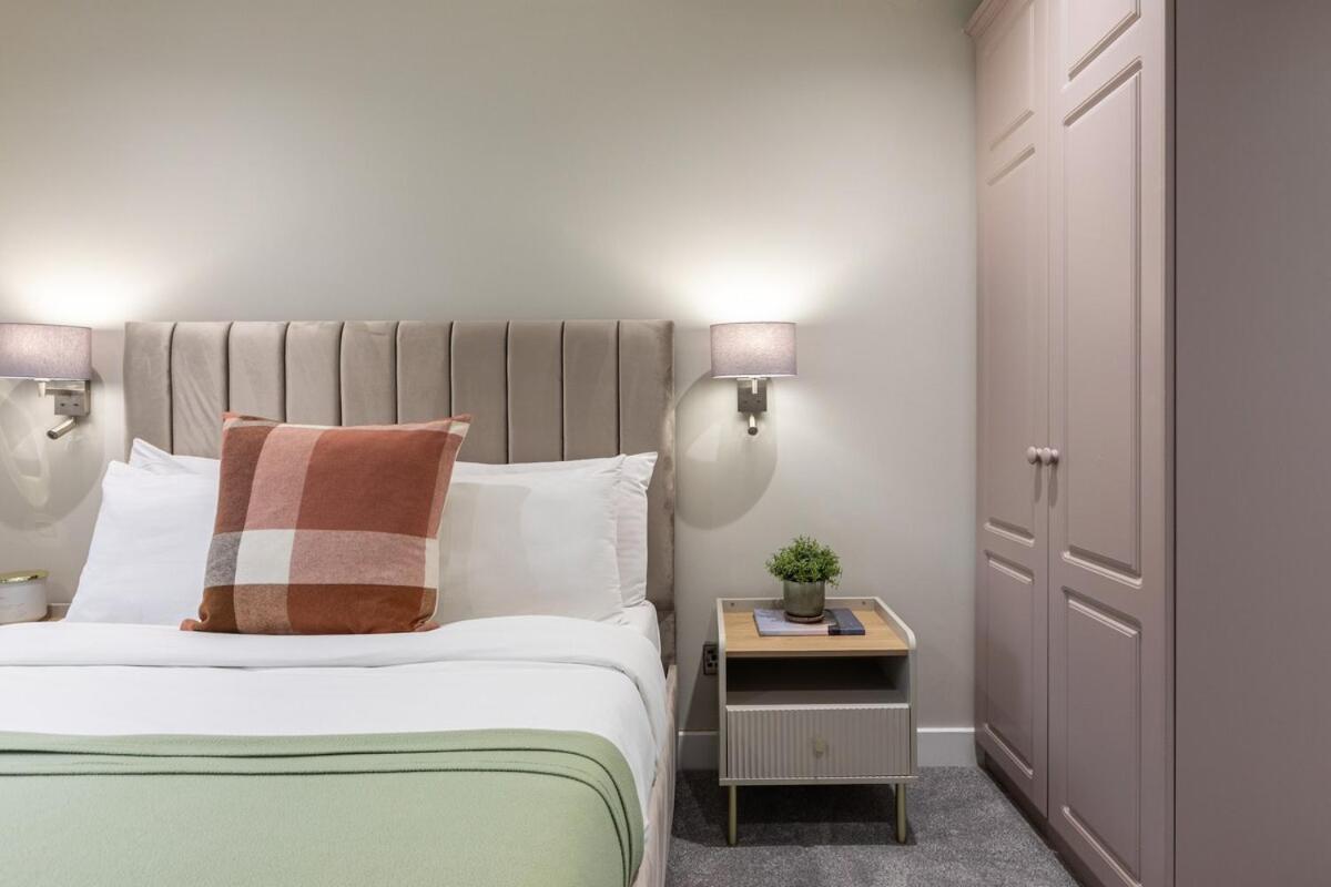 Stylish, Luxury, Parking Sleeps 6, 2-bath, Centre Apartment