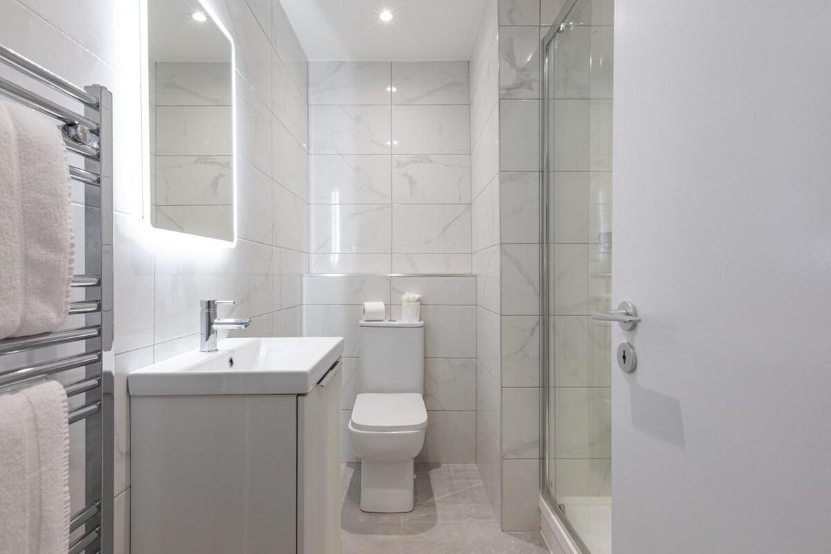 Apartment Stylish, Luxury, Parking Sleeps 6, 2-bath, Centre