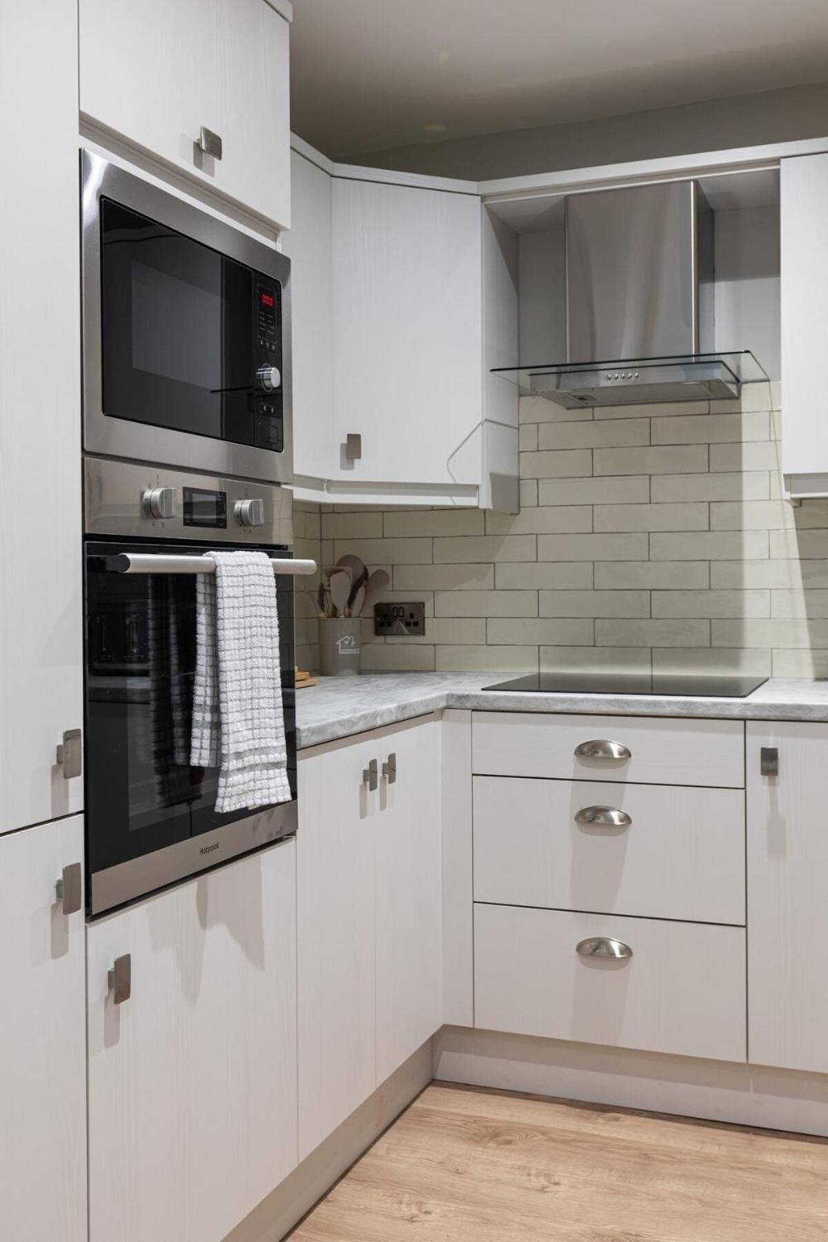 Stylish, Luxury, Parking Sleeps 6, 2-bath, Centre Apartment *