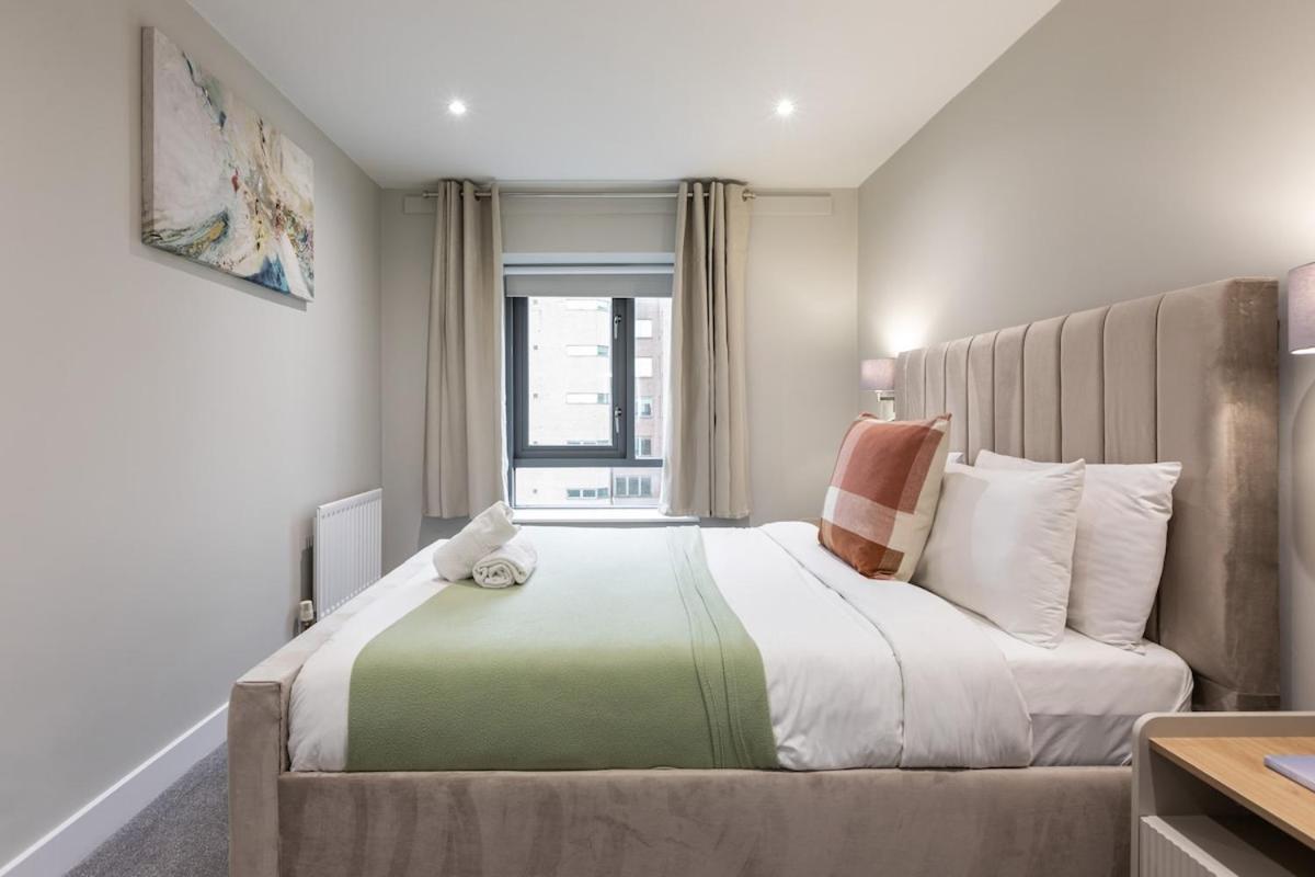 Stylish, Luxury, Parking Sleeps 6, 2-bath, Centre Apartment Belfast
