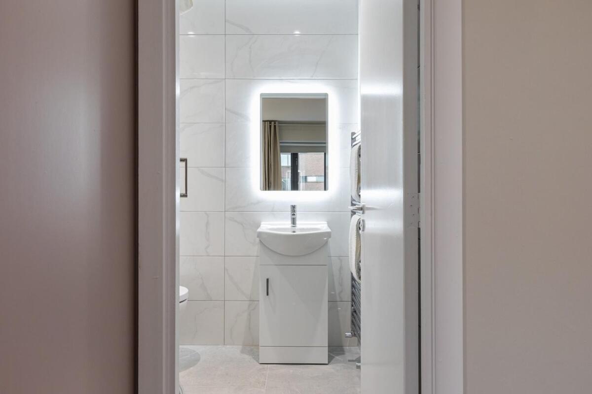 Stylish, Luxury, Parking Sleeps 6, 2-bath, Centre Apartment