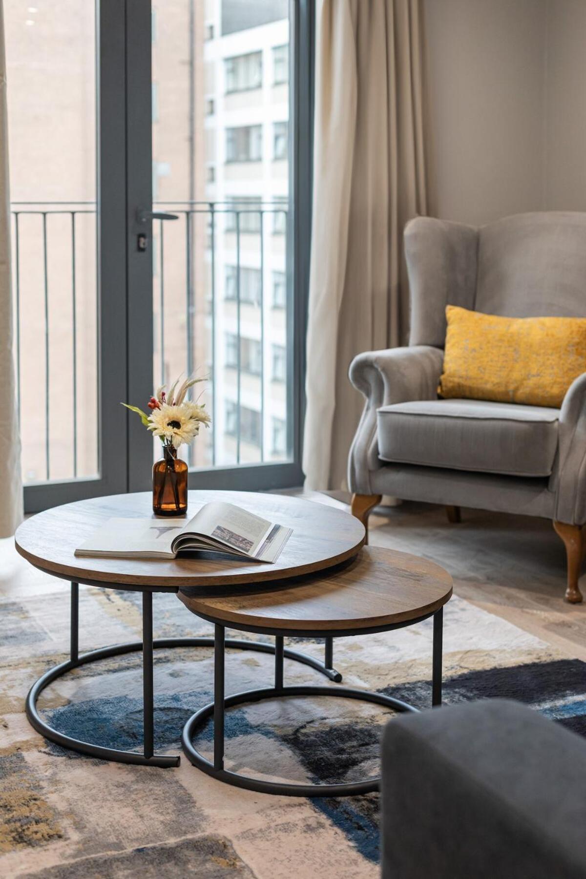 Apartment Stylish, Luxury, Parking Sleeps 6, 2-bath, Centre *