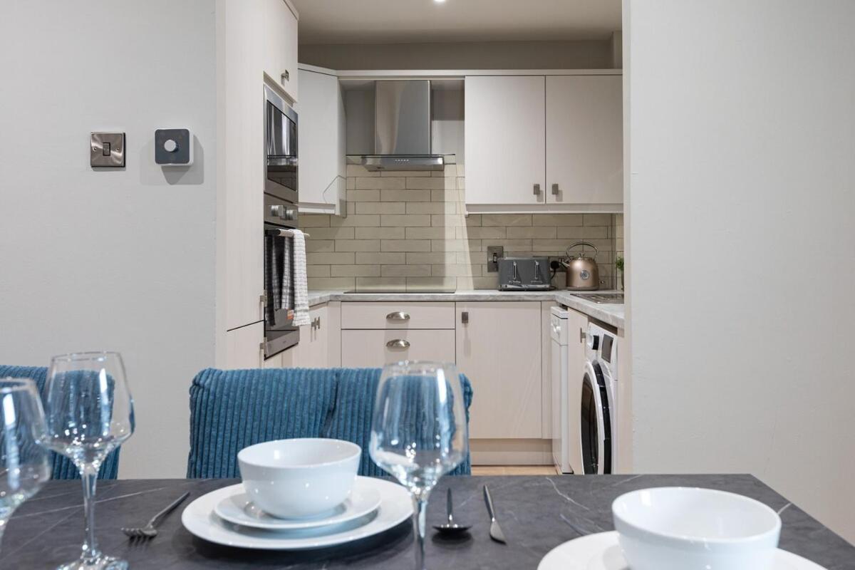 Stylish, Luxury, Parking Sleeps 6, 2-bath, Centre Apartment Belfast