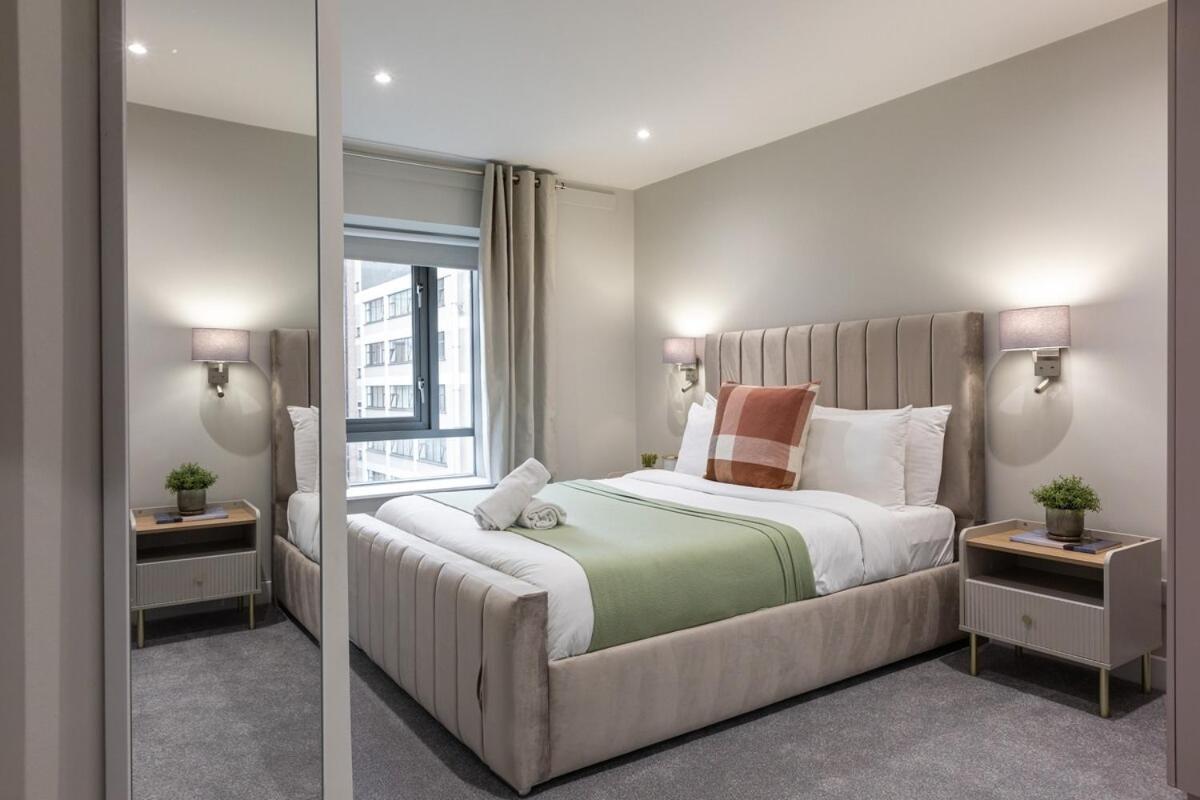 Apartment Stylish, Luxury, Parking Sleeps 6, 2-bath, Centre Belfast