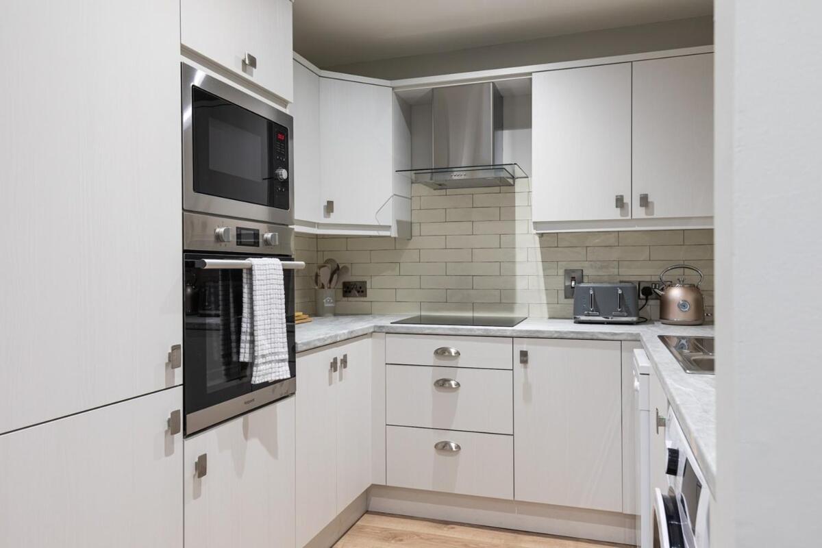 Stylish, Luxury, Parking Sleeps 6, 2-bath, Centre *