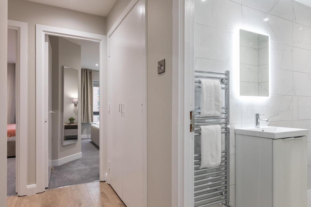 Stylish, Luxury, Parking Sleeps 6, 2-bath, Centre * Belfast