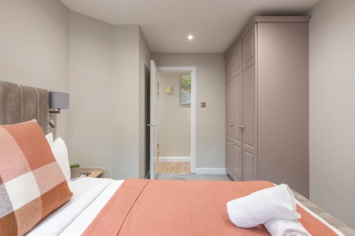 Stylish, Luxury, Parking Sleeps 6, 2-bath, Centre