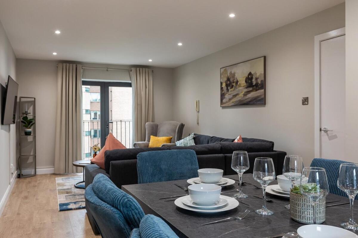 Stylish, Luxury, Parking Sleeps 6, 2-bath, Centre Apartment