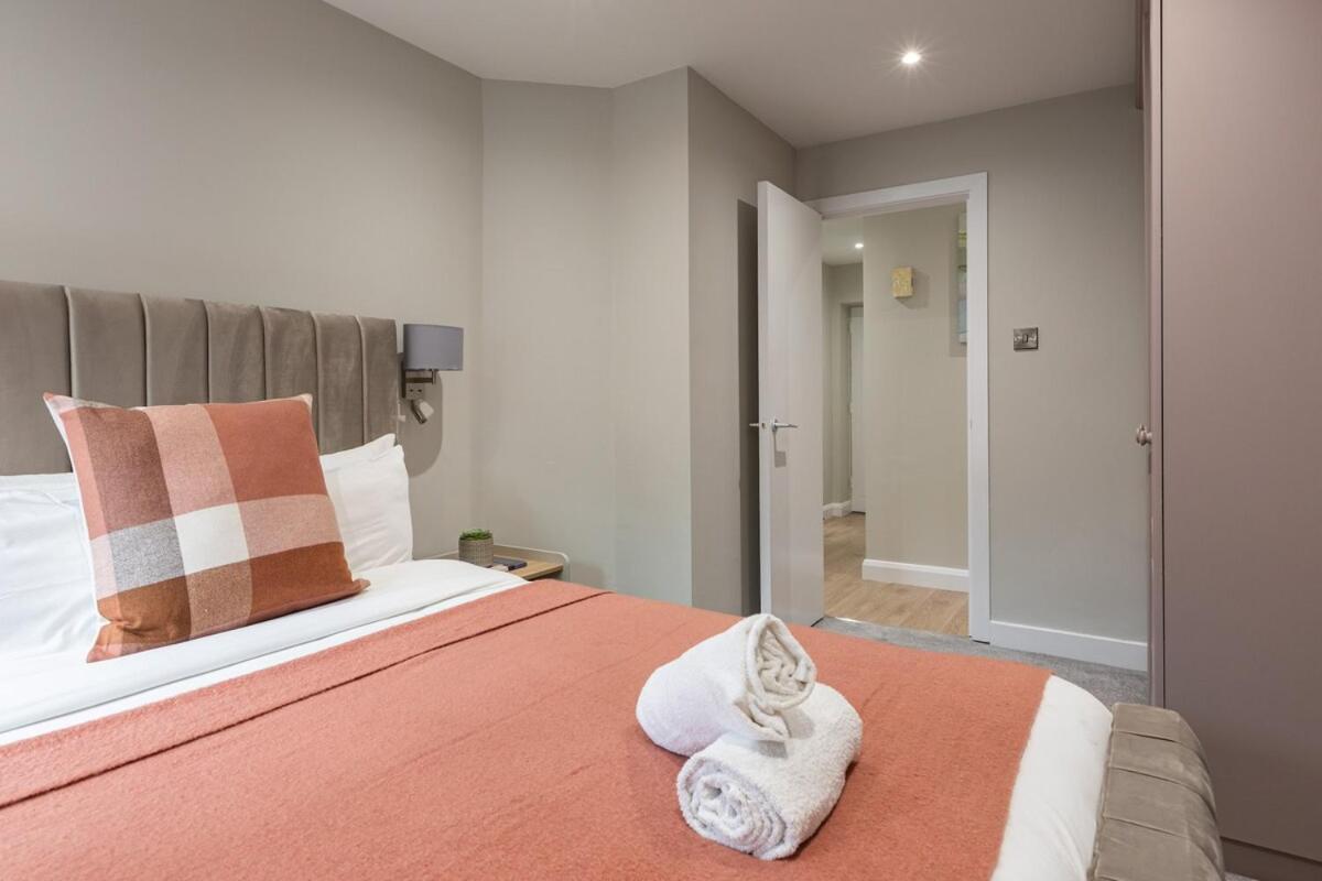 Stylish, Luxury, Parking Sleeps 6, 2-bath, Centre Apartment *
