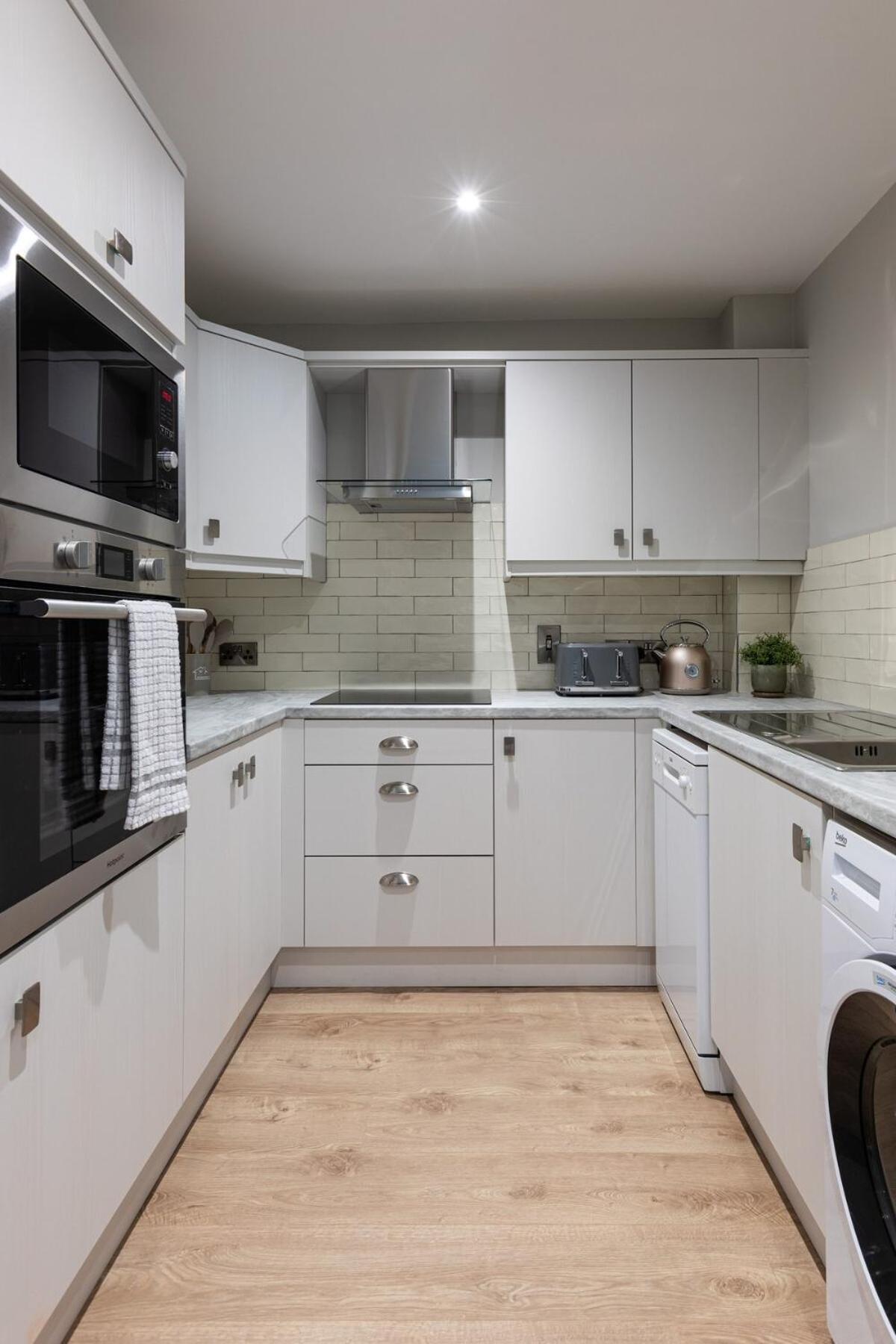 Apartment Stylish, Luxury, Parking Sleeps 6, 2-bath, Centre *
