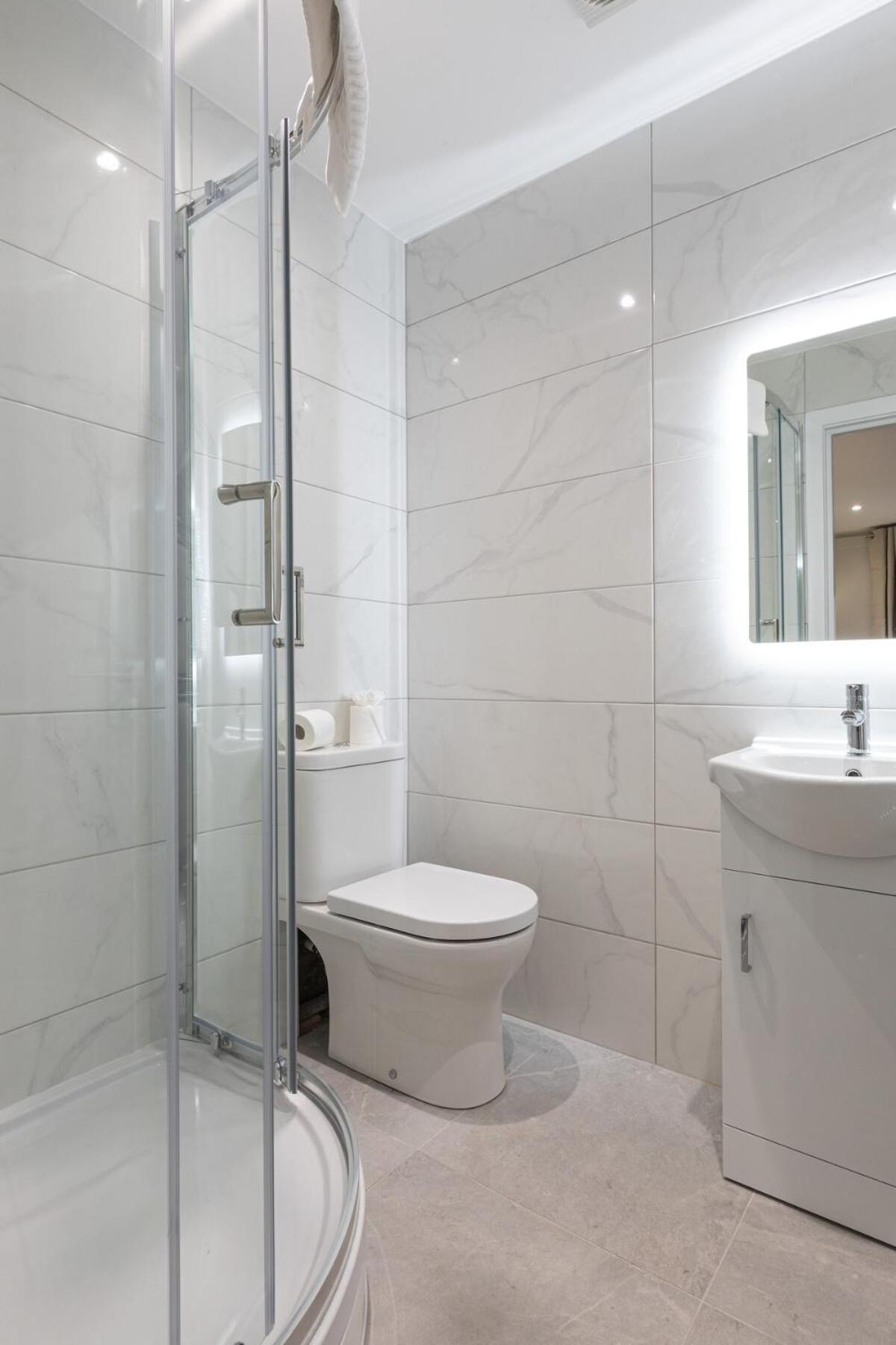 Stylish, Luxury, Parking Sleeps 6, 2-bath, Centre Apartment Belfast