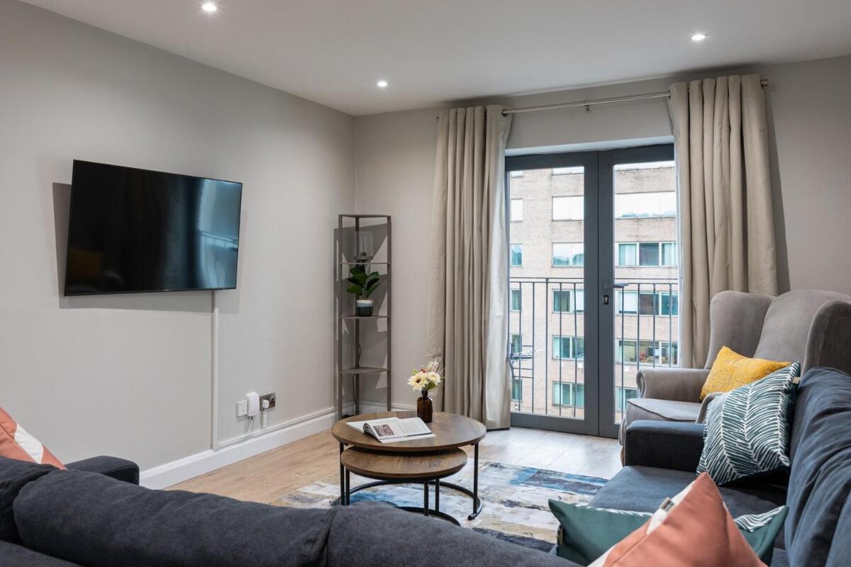 Apartment Stylish, Luxury, Parking Sleeps 6, 2-bath, Centre Belfast