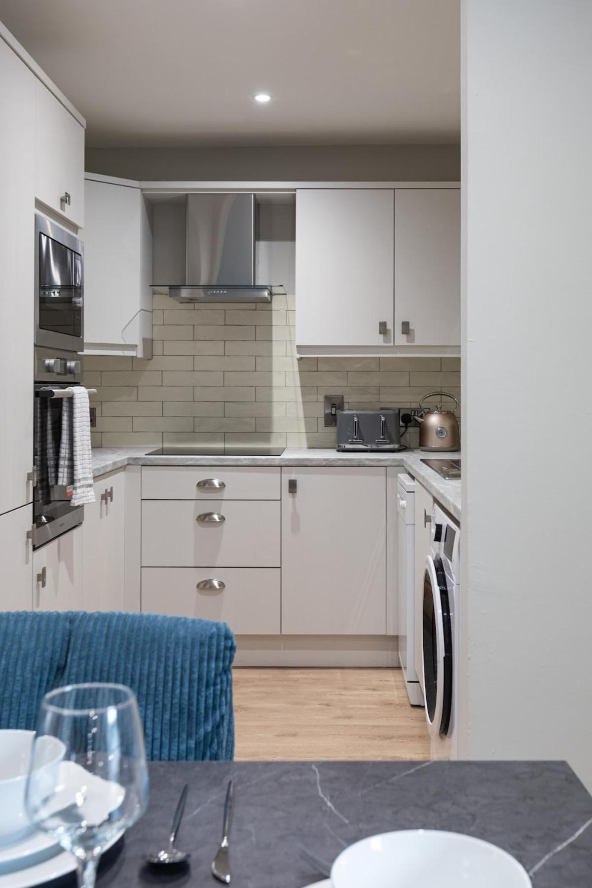 Stylish, Luxury, Parking Sleeps 6, 2-bath, Centre Belfast
