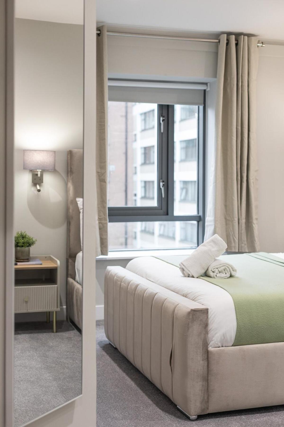 Apartment Stylish, Luxury, Parking Sleeps 6, 2-bath, Centre