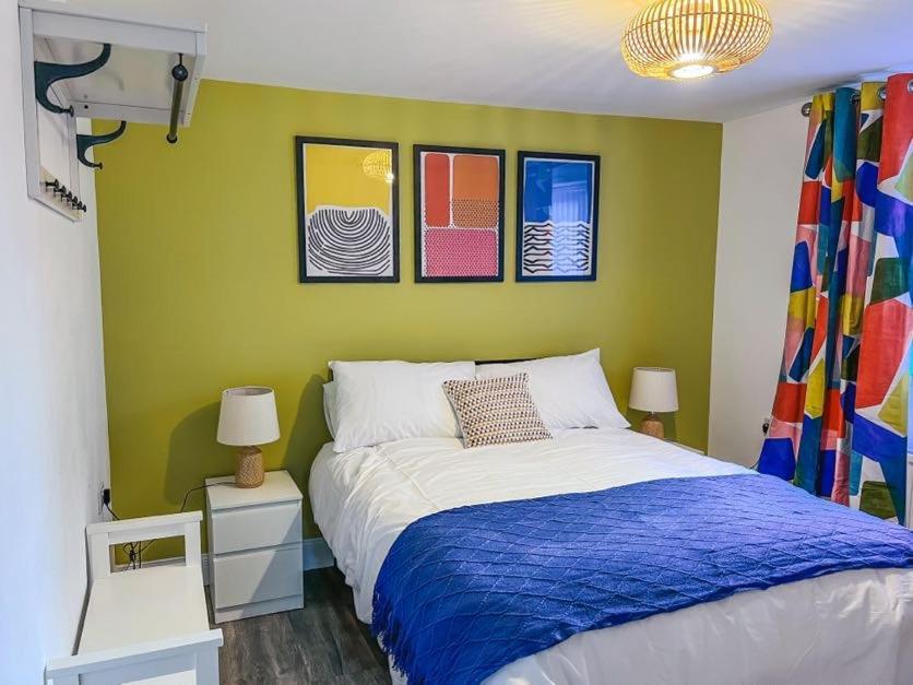 Central Flat 4 Bedroom, 2 Bathroom, 2X Parking - Staybynumbers Apartment Belfast