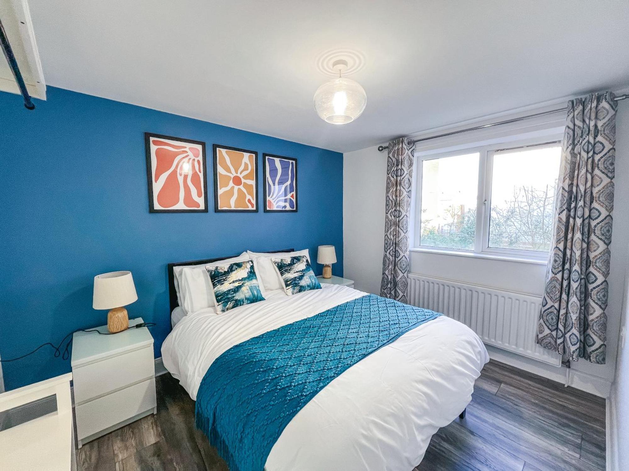Central Flat 4 Bedroom, 2 Bathroom, 2X Parking - Staybynumbers Apartment *