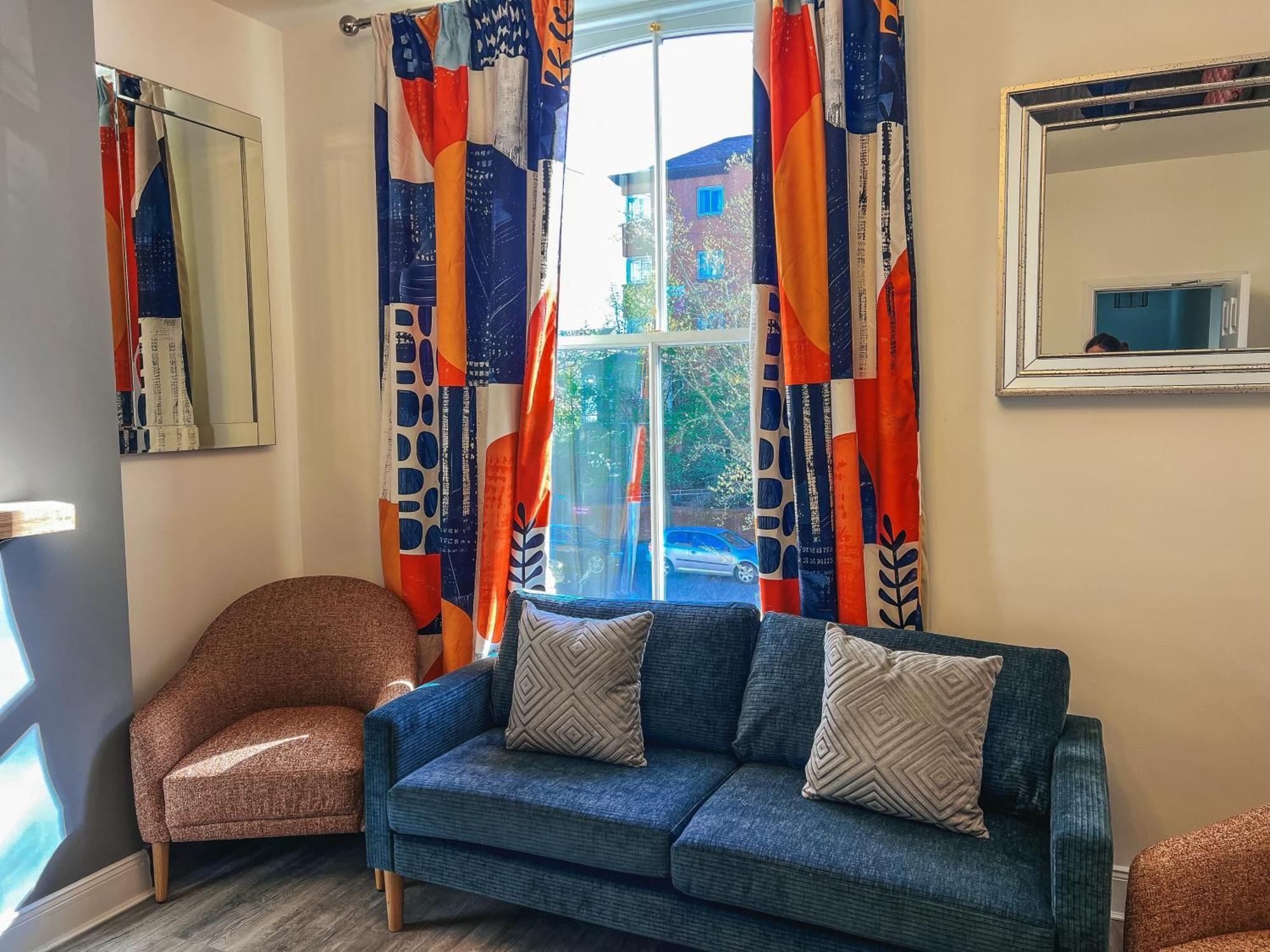 Flat 3 Bedroom, 2 Bathroom - Staybynumbers Apartment Belfast