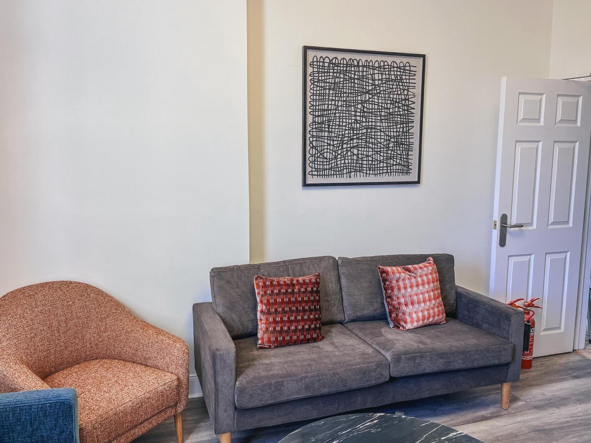 Apartment Flat 3 Bedroom, 2 Bathroom - Staybynumbers