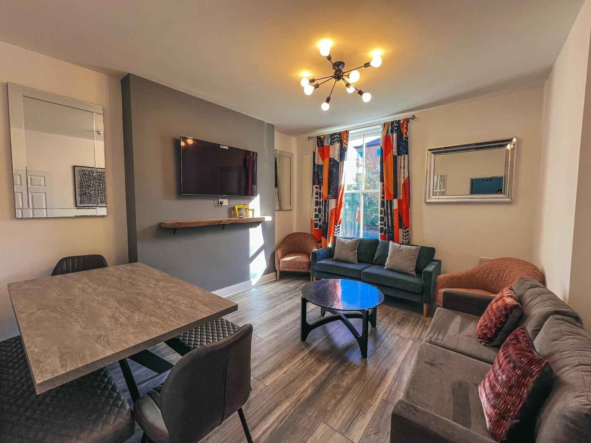 Flat 3 Bedroom, 2 Bathroom - Staybynumbers Apartment *