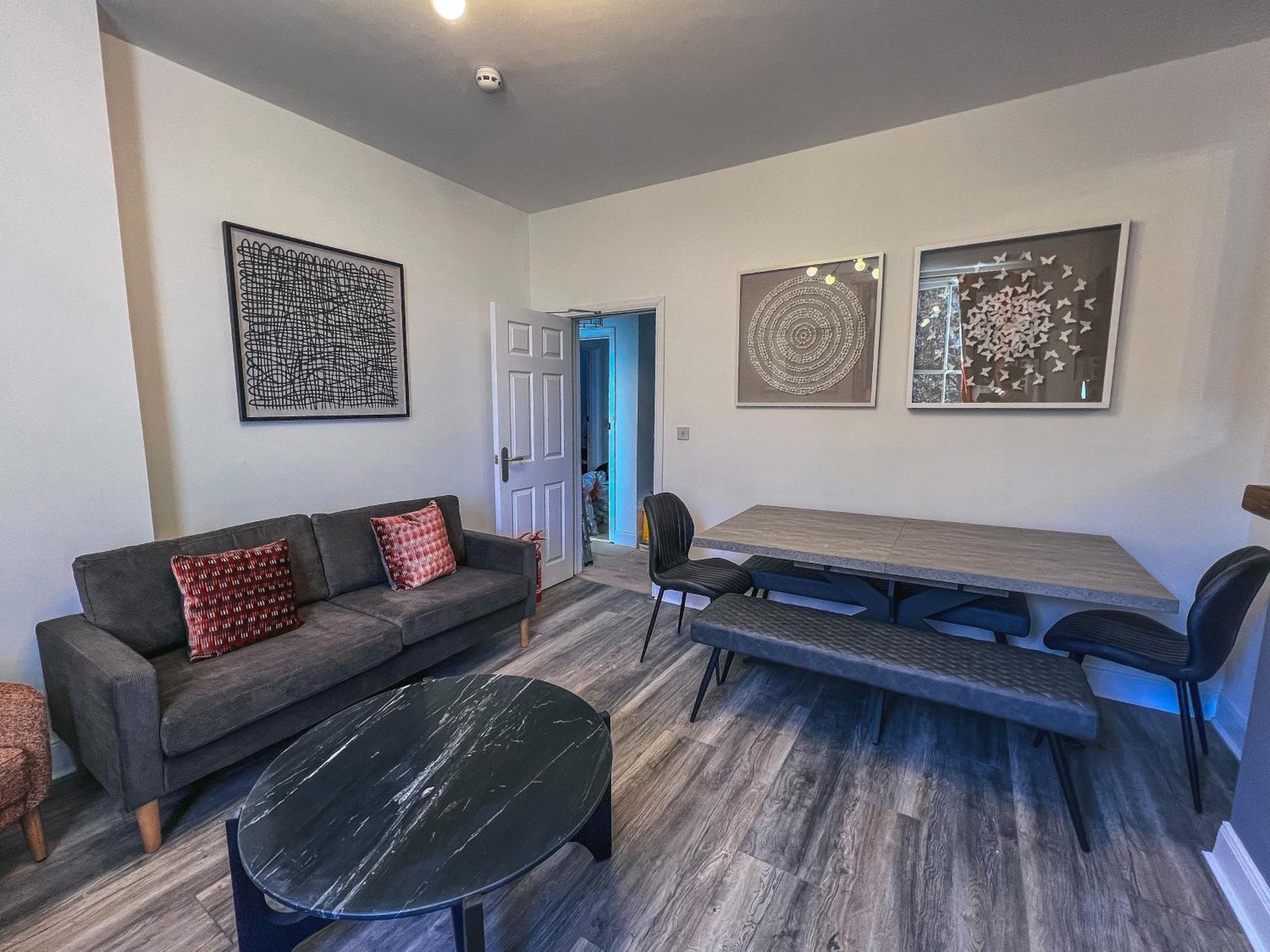 Flat 3 Bedroom, 2 Bathroom - Staybynumbers *