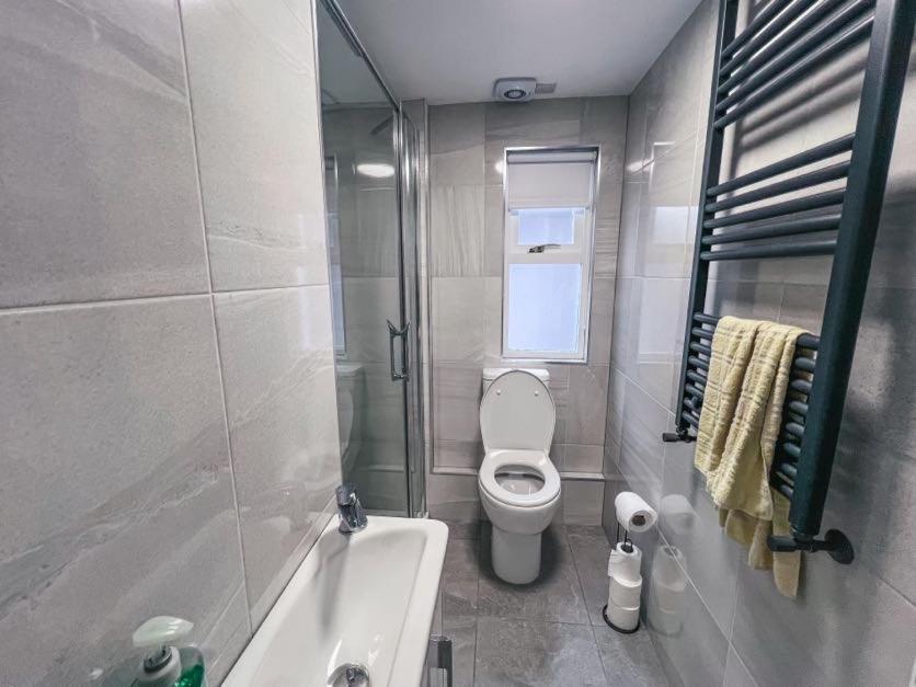 Apartment Flat 3 Bedroom, 2 Bathroom - Staybynumbers *
