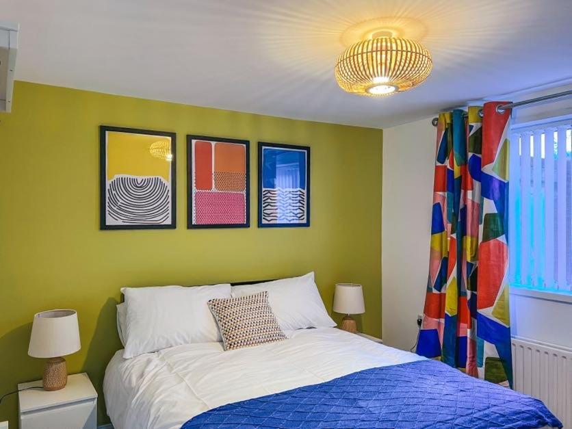 Flat 3 Bedroom, 2 Bathroom - Staybynumbers Apartment Belfast
