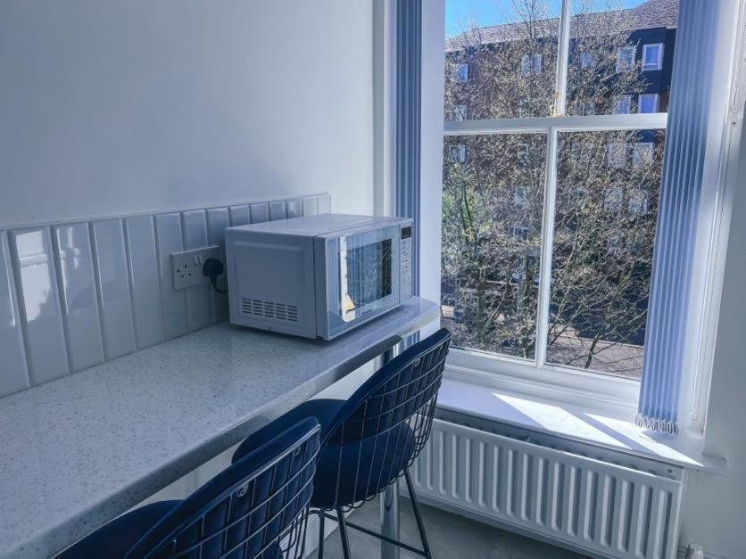 Apartment Flat 3 Bedroom, 2 Bathroom - Staybynumbers Belfast