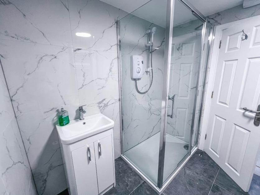 Flat 3 Bedroom, 2 Bathroom - Staybynumbers *