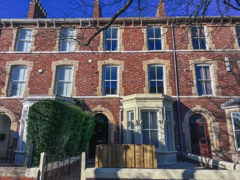 Flat 3 Bedroom, 2 Bathroom - Staybynumbers Apartment Belfast