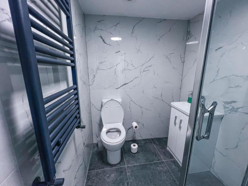 Flat 3 Bedroom, 2 Bathroom - Staybynumbers Apartment