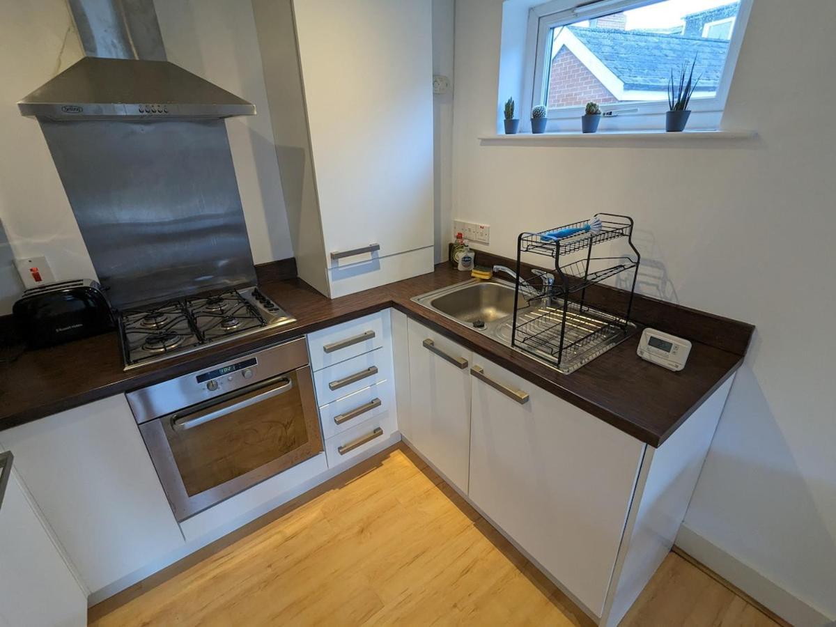 Cosy One Bedroom With Secure Parking Apartment