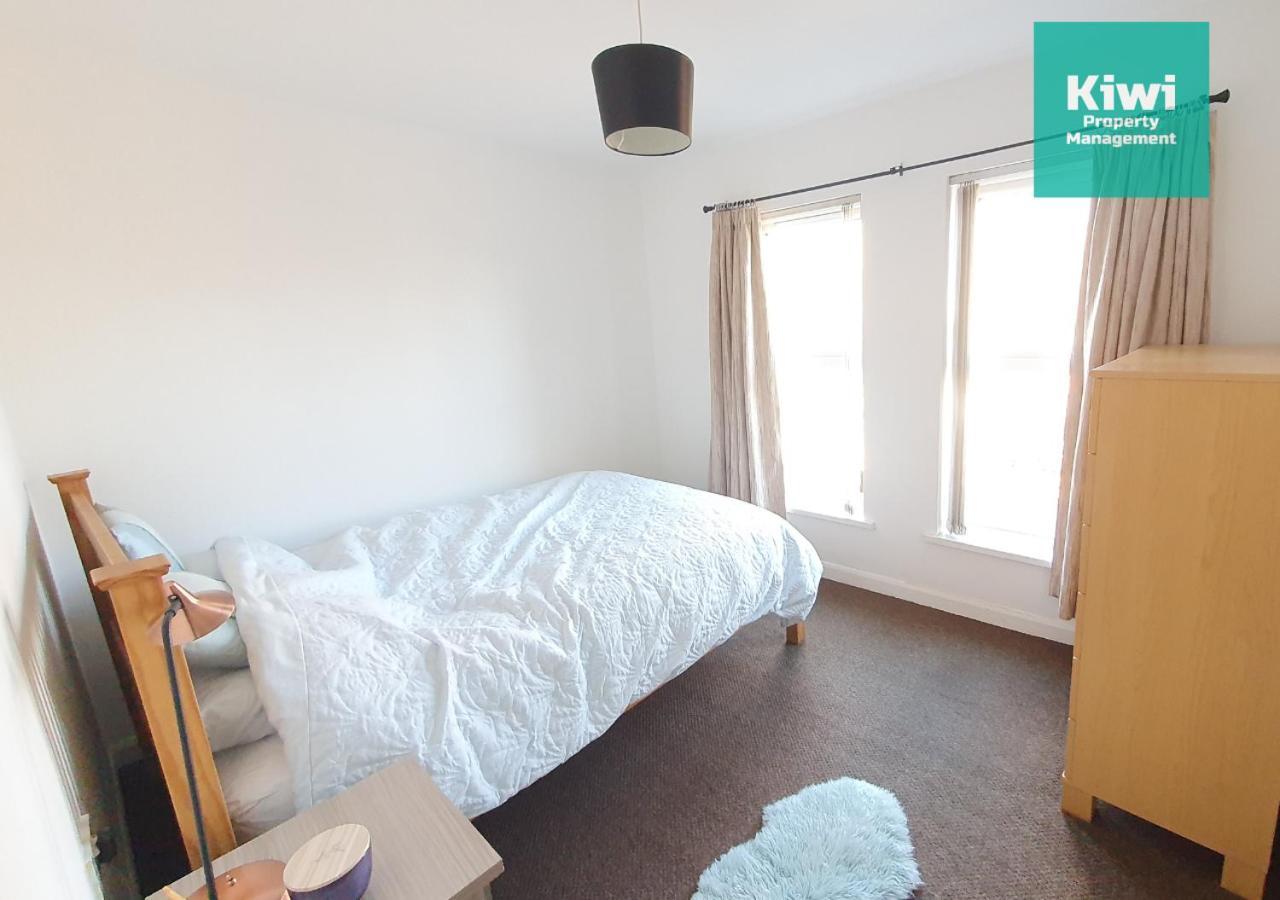 2 Bedroom - Spacious & Modern Apartment *