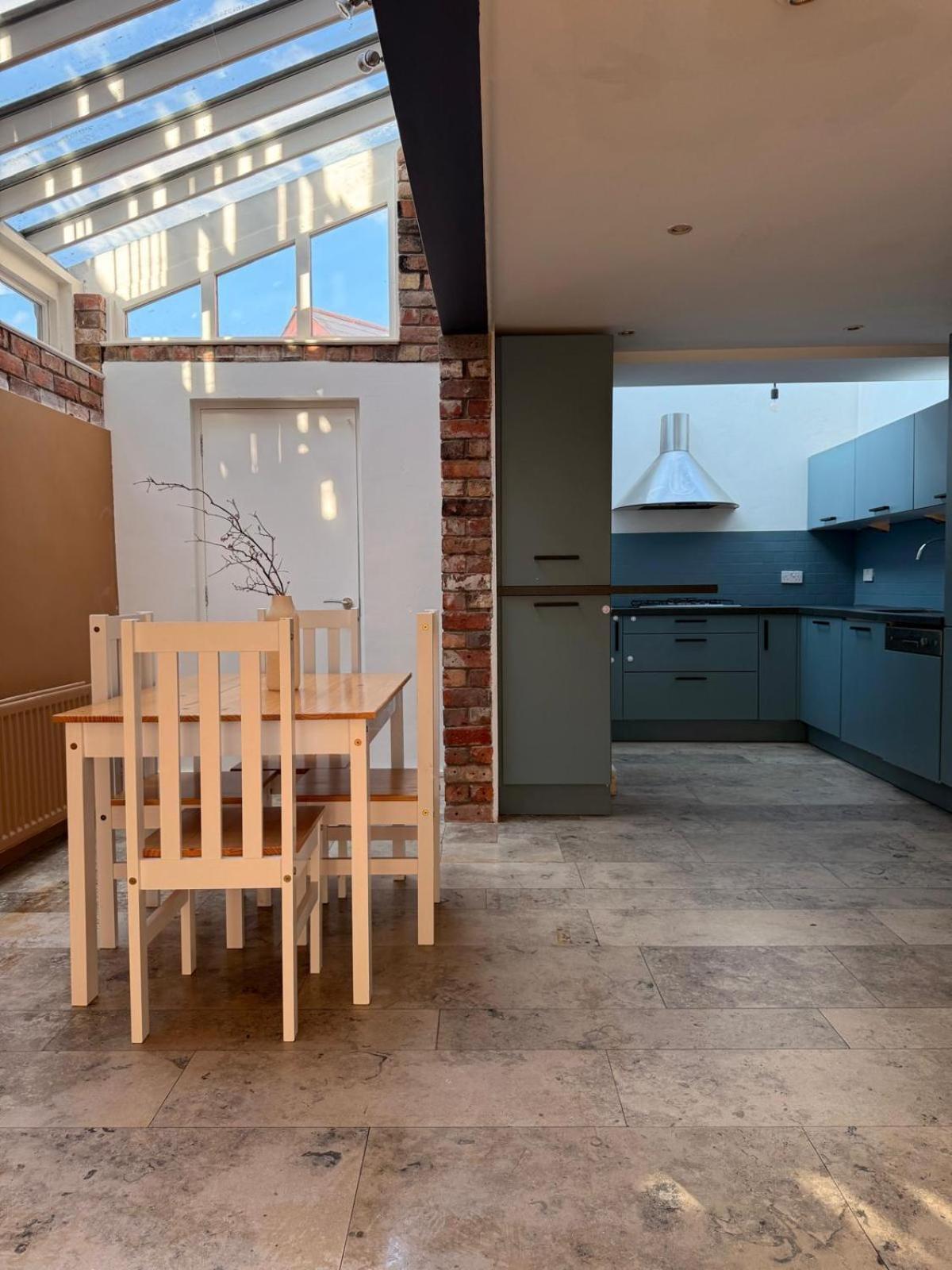 Spacious 4br Victorian W/ Outdoor Terrace Holiday home