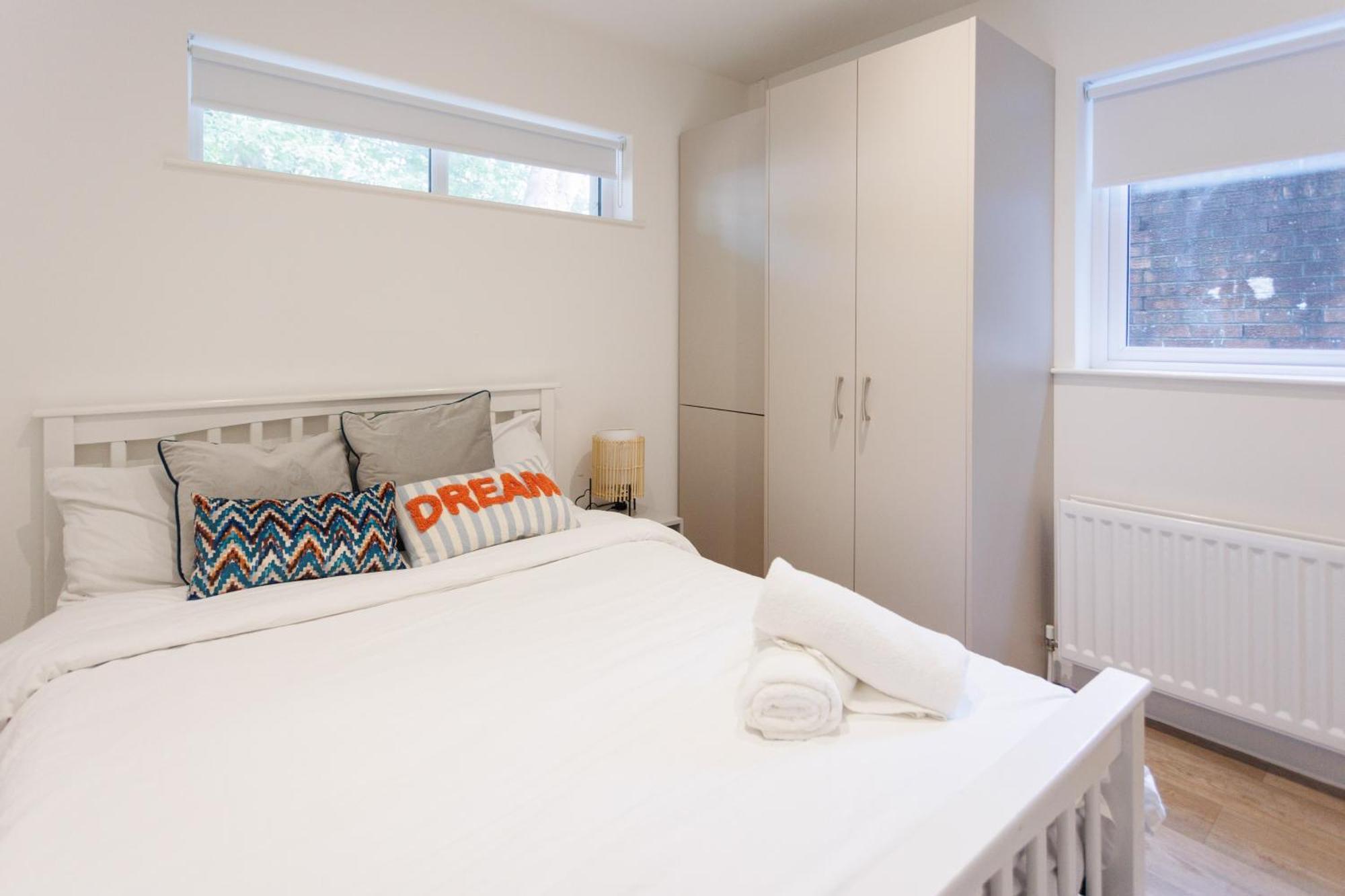 3Br - 10 Mins Walk To Central Belfast With Terrace Apartment Belfast