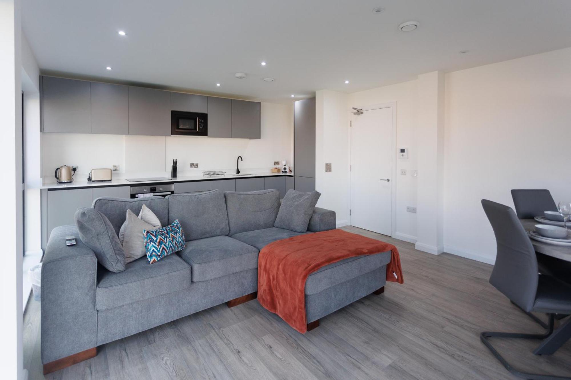 3Br - 10 Mins Walk To Central Belfast With Terrace