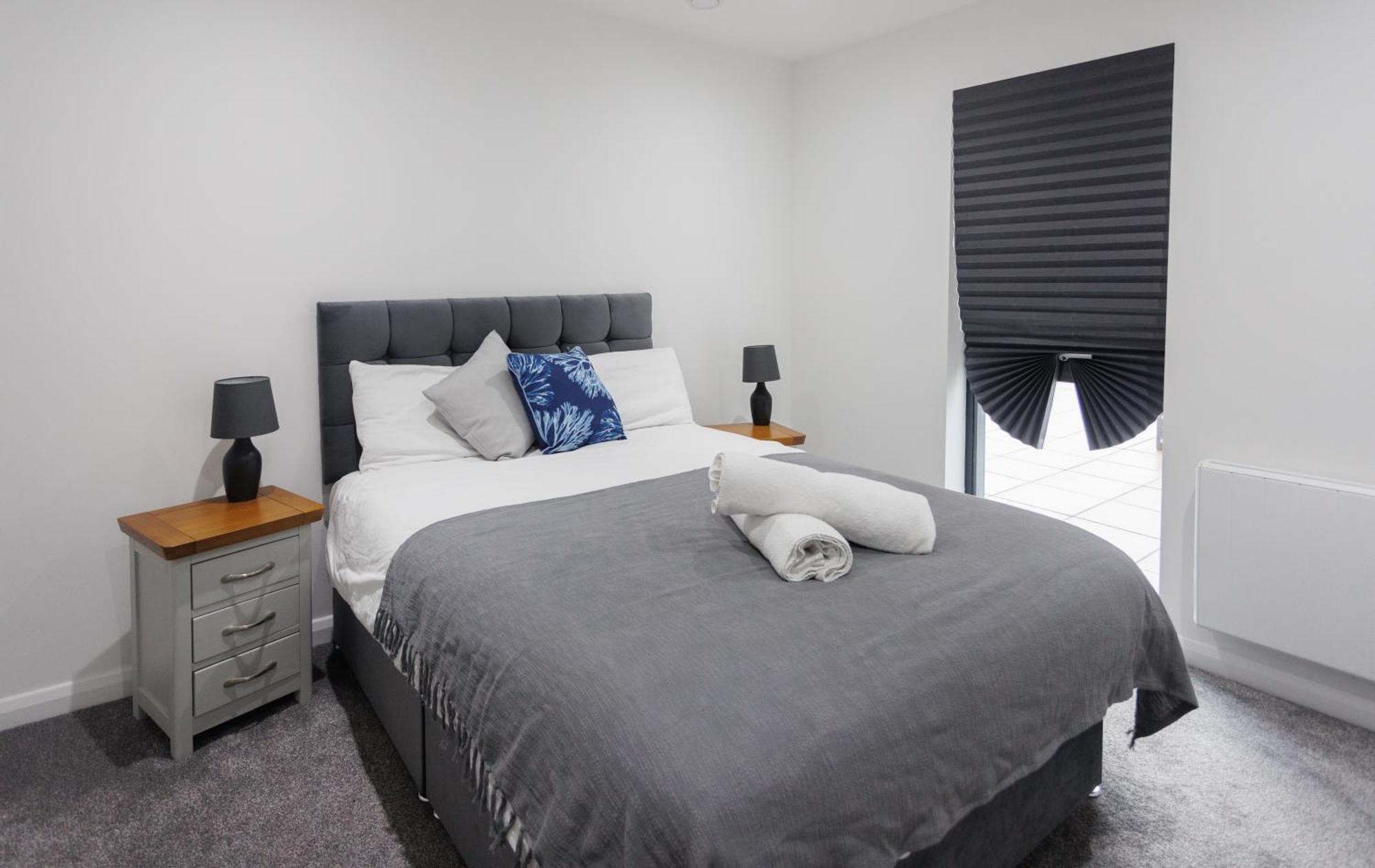 3Br - 10 Mins Walk To Central Belfast With Terrace Apartment