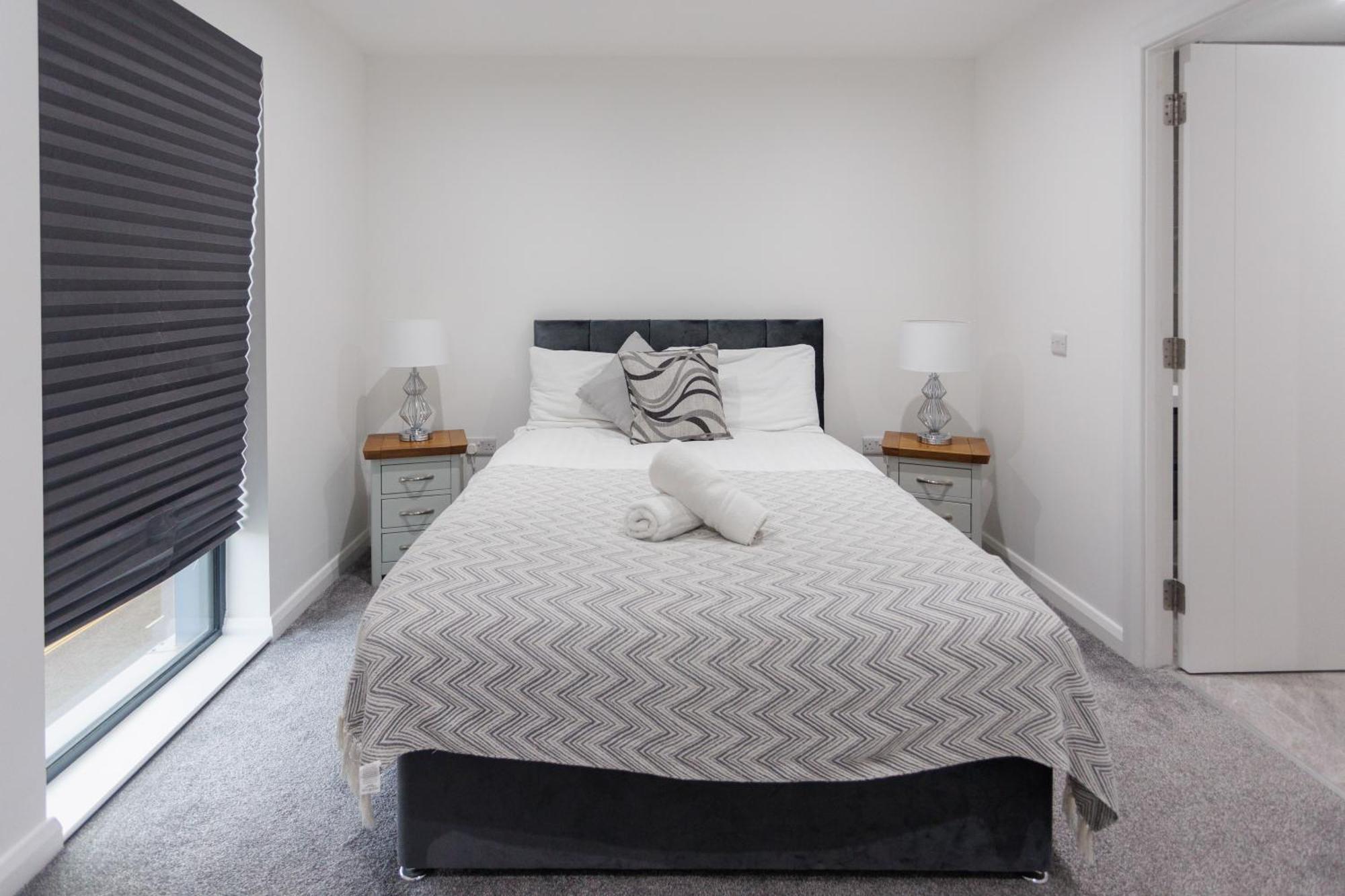 3Br - 10 Mins Walk To Central Belfast With Terrace Apartment