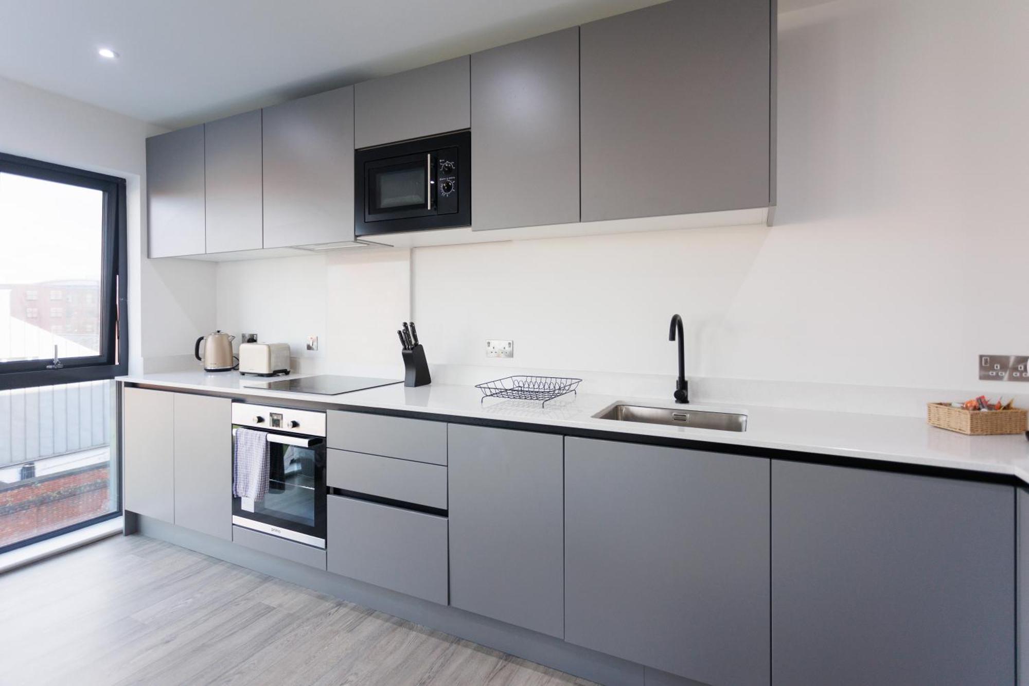 3Br - 10 Mins Walk To Central Belfast With Terrace Apartment *