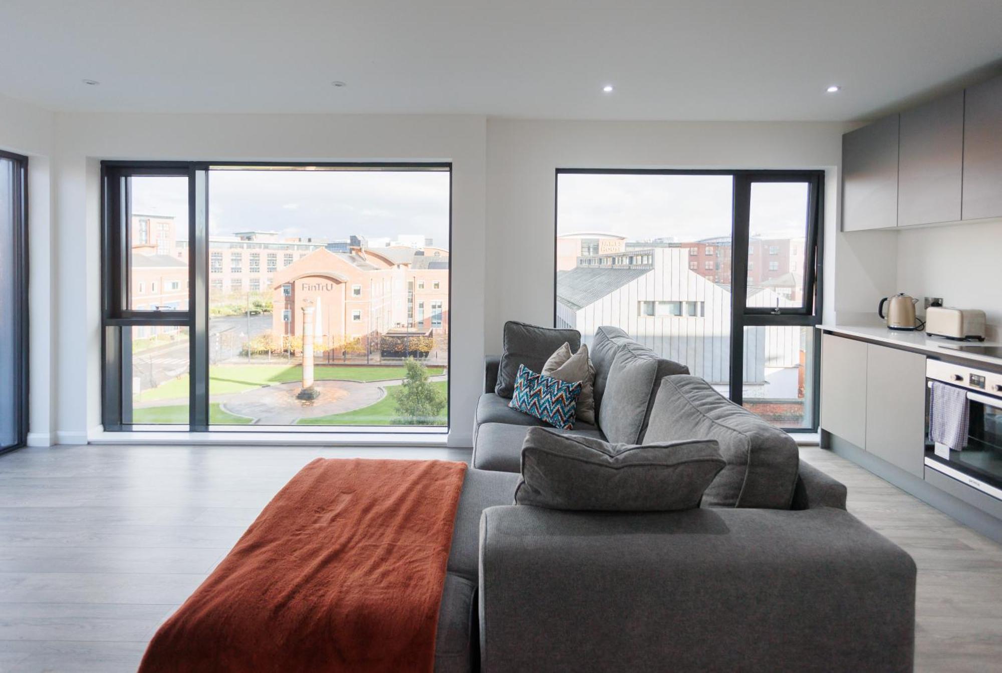 3Br - 10 Mins Walk To Central Belfast With Terrace Apartment