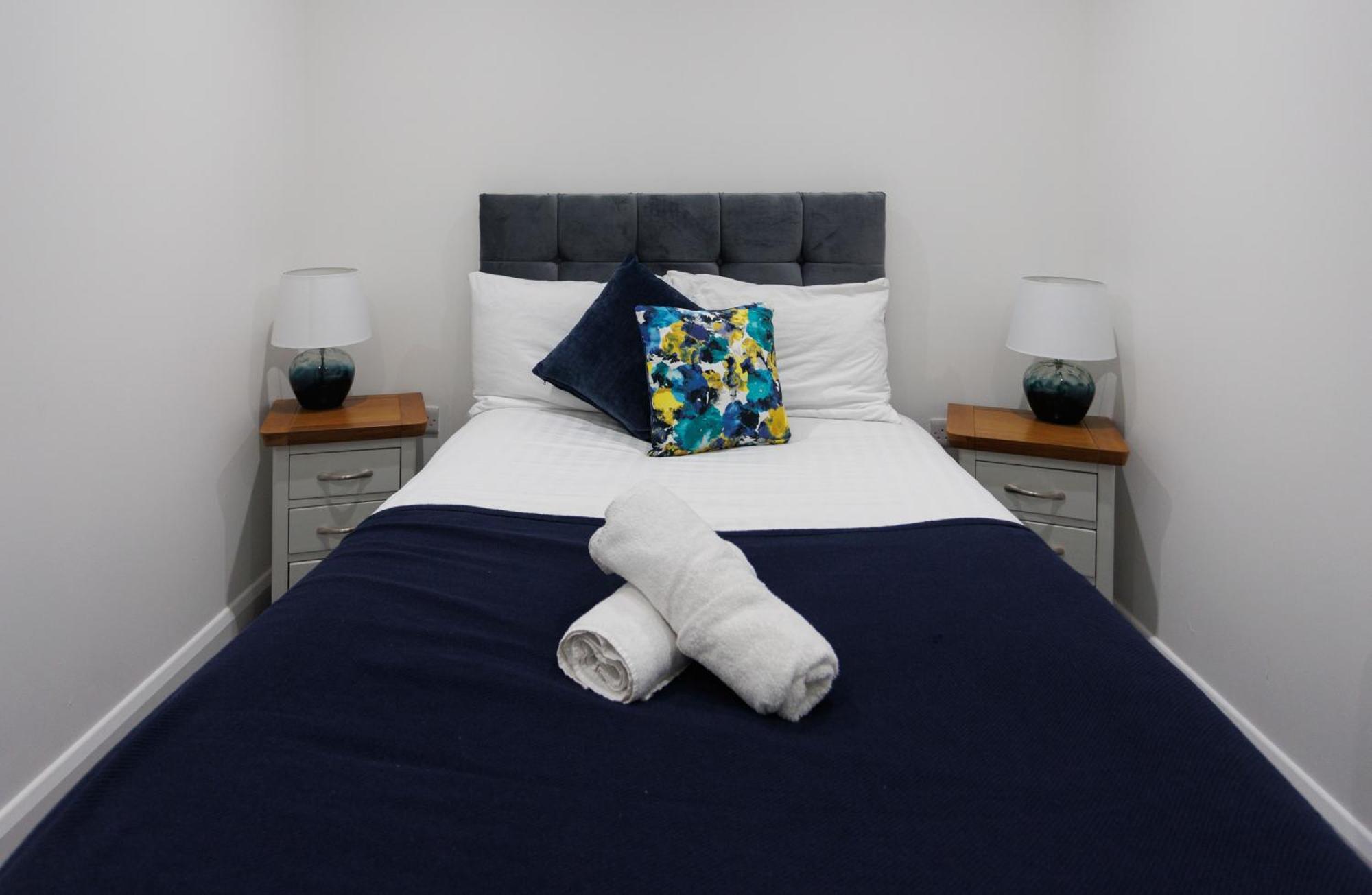 3Br - 10 Mins Walk To Central Belfast With Terrace