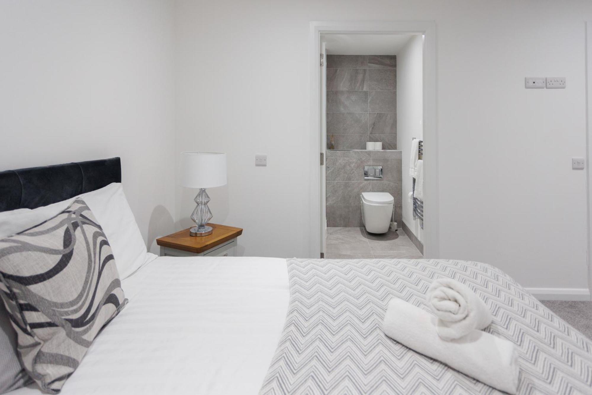3Br - 10 Mins Walk To Central Belfast With Terrace Apartment