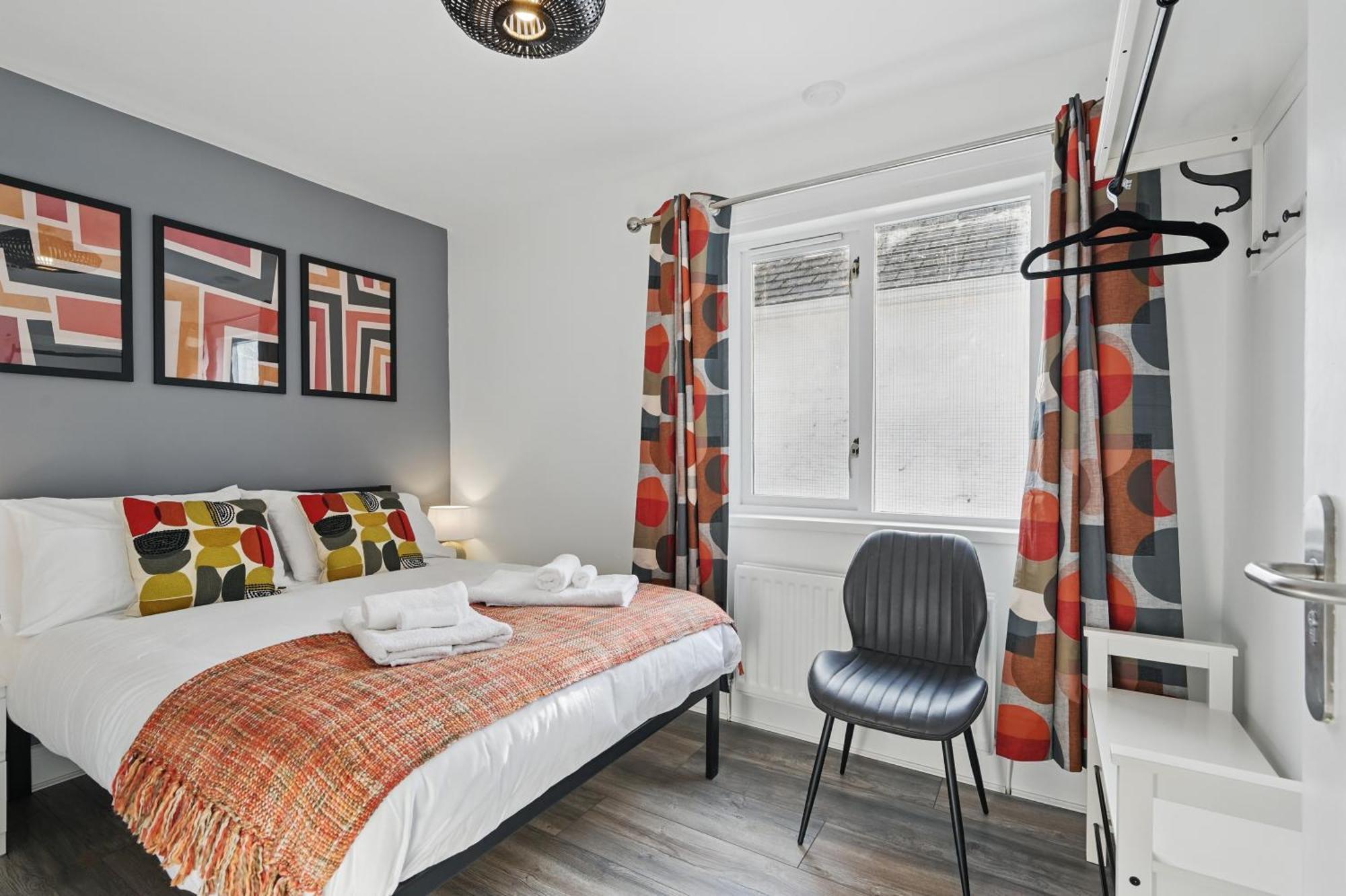 Central Flat 4 Bedroom, 2 Bathroom, 2X Parking - Staybynumbers Apartment Belfast