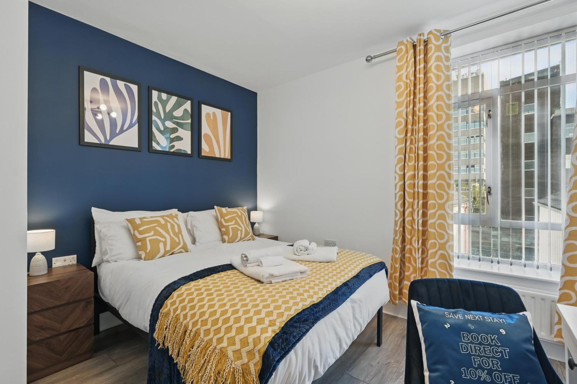Apartment Central Flat 4 Bedroom, 2 Bathroom, 2X Parking - Staybynumbers *