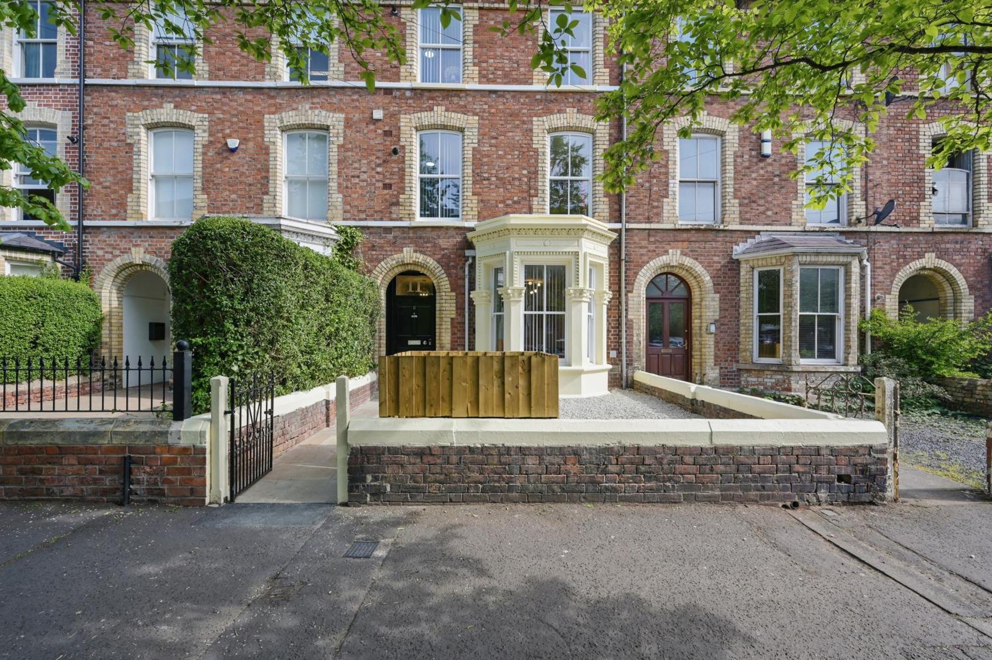 Central Flat 4 Bedroom, 2 Bathroom, 2X Parking - Staybynumbers Belfast