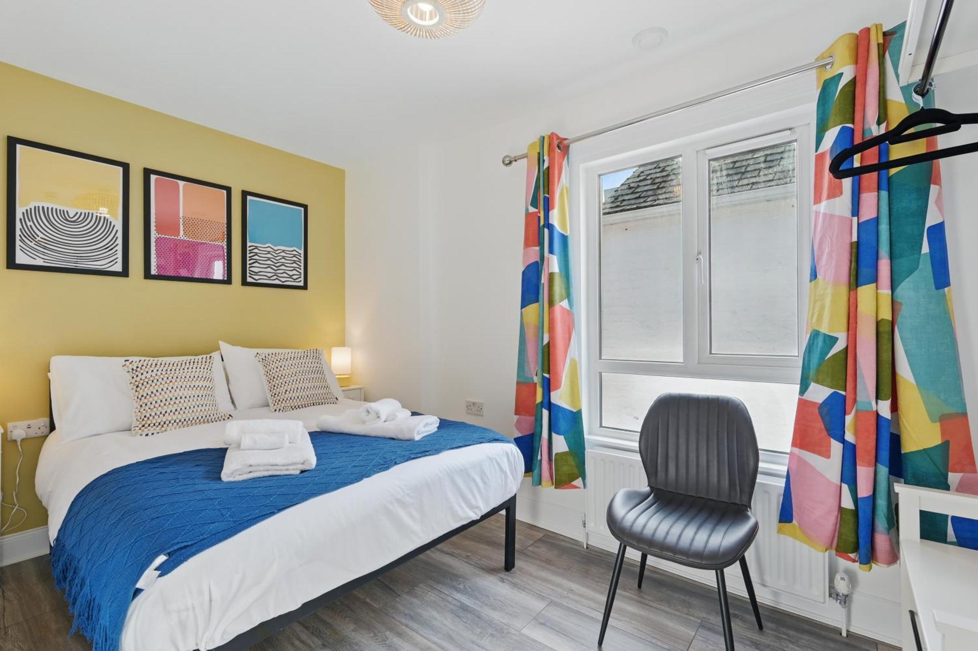 Central Flat 4 Bedroom, 2 Bathroom, 2X Parking - Staybynumbers Apartment *