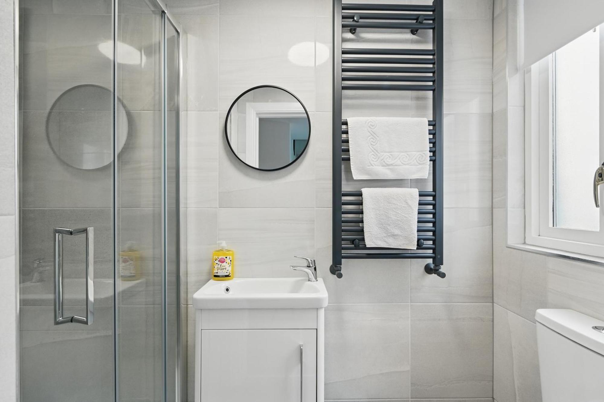 Central Flat 4 Bedroom, 2 Bathroom, 2X Parking - Staybynumbers